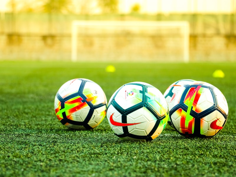 米兰体育团队在现代化办公室中讨论工作的场景